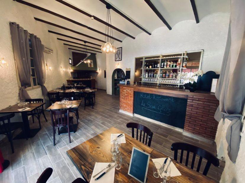 Hotel Restaurant Le Saint Gillois Exterior foto